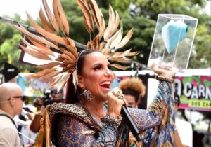 Foto de Ivete Sangalo cantando em cima do trio elétrico no Carnaval de Salvador