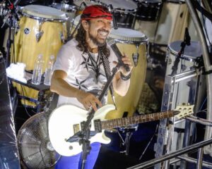 Foto com cantor Bell Marques cantando em cima do trio elétrico no Carnaval de Salvador